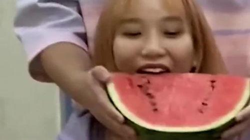 吃瓜情侣照,揭秘吃瓜情侣的甜蜜日常